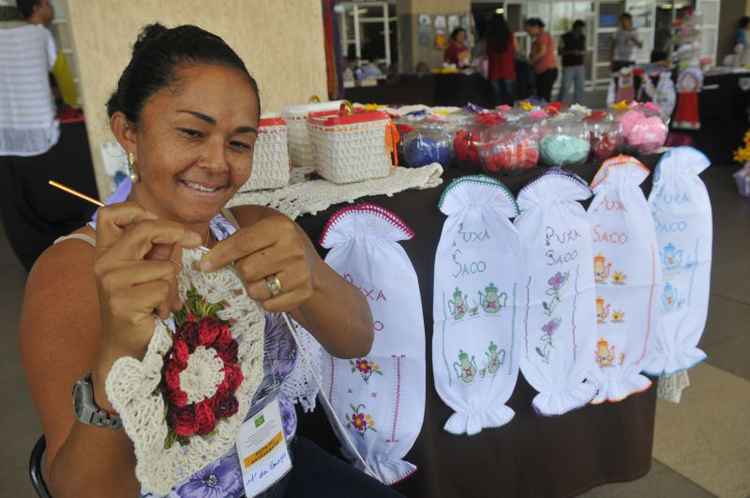 Para Maria da Conceição, o crochê passou de terapia a fonte de renda. Seu lucro chega a R$ 900 por mês