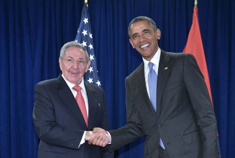 Raúl Castro e Obama em histórico aperto de mãos, durante a Assembleia Geral da ONU, em setembro: reaproximação começou em dezembro de 2014