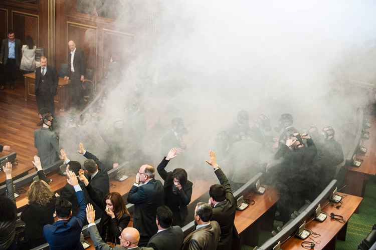 Após o discurso, Veseli deu início à sessão, mas imediatamente um ou dois deputados opositores ativaram uma cápsula de gás lacrimogêneo, o que provocou a suspensão imediata das deliberações