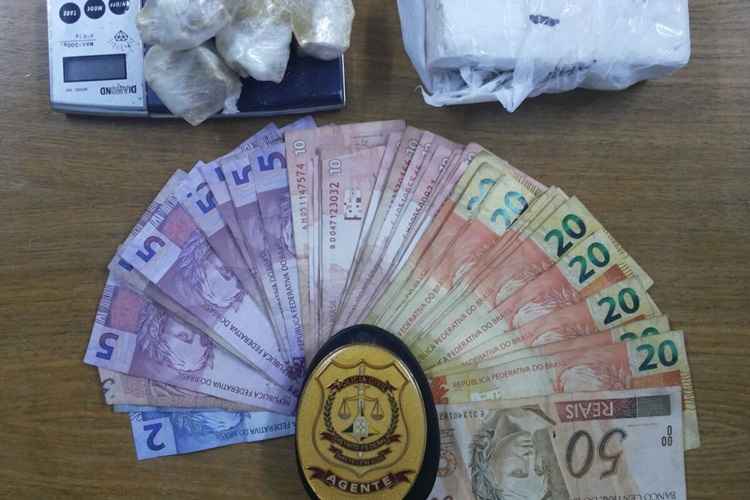 Com ele policiais encontraram cerca de 500 gramas de cocaína, cinco pedras de crack, além de R$600 em espécie