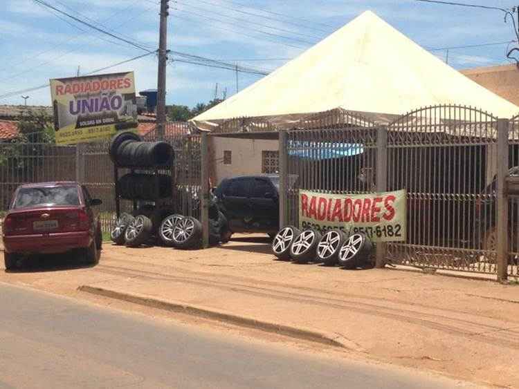 O dono da borracharia, em Brazlândia, afirma que a operação no sábado passado montou cenário para visita de Renato Santana e Alexandre Tombini (E)