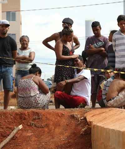 Familiares lamentam a morte do rapaz