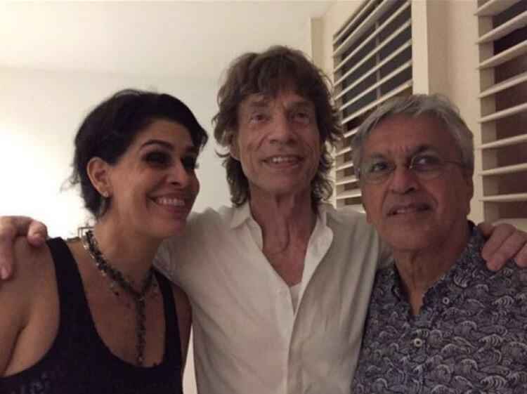 Mick Jagger se diverte em festa  e volta acompanhado para hotel