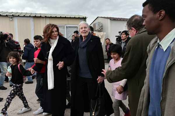 Vanessa Redgrave, com refugiados em Atenas, no começo do ano: incandescente desde 1978