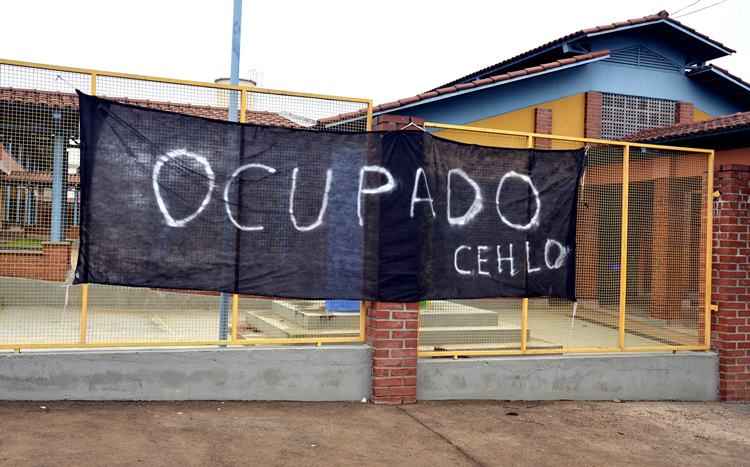 Manifestantes protestavam contra o novo modelo de gestão nas escolas anunciado pelo governo local. Desocupação restabelece o ano letivo