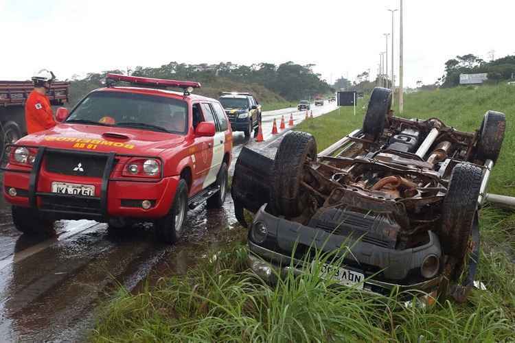 Socorristas do Corpo de Bombeiros e do Serviço Médico de Atendimento de Urgência (Samu) socorreram as vítimas