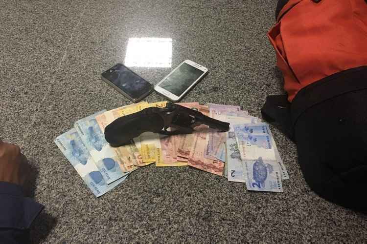 Os PMs apreenderam com o rapaz um revólver calibre .38, R$ 560,00 em espécie e aproximadamente R$ 6,6 mil em roupas