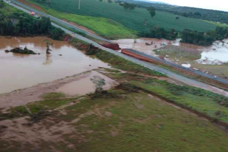 Rompimento de duas represas destruiu parte da GO-070, que ficará interditada por pelo menos 20 dias