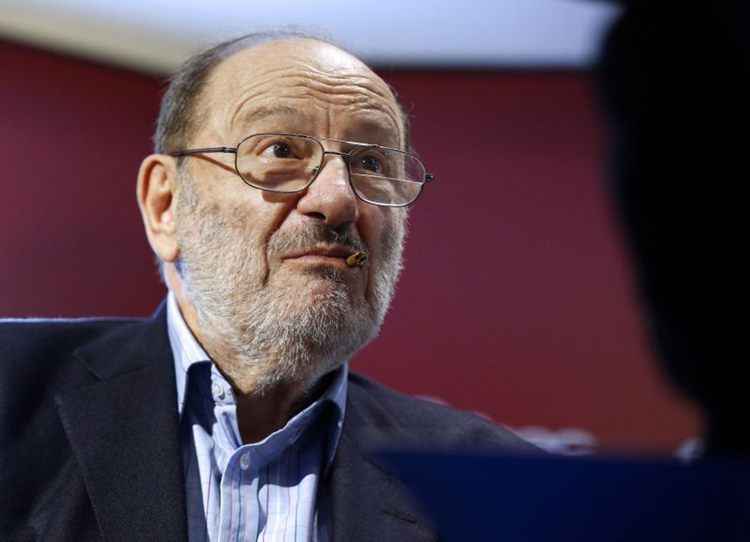 Centenas de italianos se despedem do escritor Umberto Eco