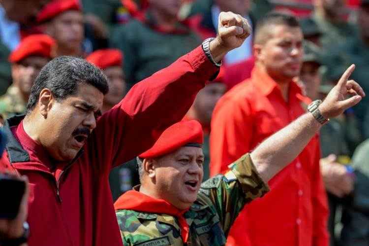 Nicolás Maduro (E) e o deputado Diosdado Cabello: regime sob intensa pressão depois da derrota nas eleições parlamentares de 6 de dezembro