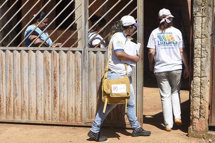 Agentes da prefeitura visitam casas em Luziânia: maior risco no Entorno