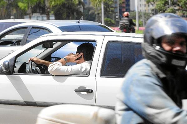 No Distrito Federal, um total de 49.907 motoristas foram multados pelo uso incorreto de telefone: infração rende multa de R$ 191,54