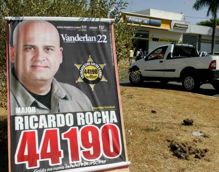 Cartaz do candidato a deputado estadual Ricardo Rocha, suspeito de envolvimento em crimes e com grupo de extermínio em Formosa e interior de Goiás