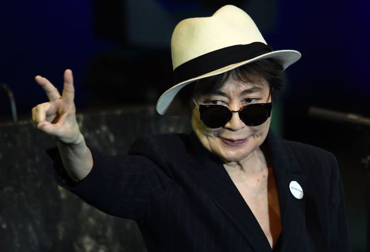 Sean Lennon, o filho de Yoko Ono e John Lennon, desmentiu os rumores sobre um ataque cerebral