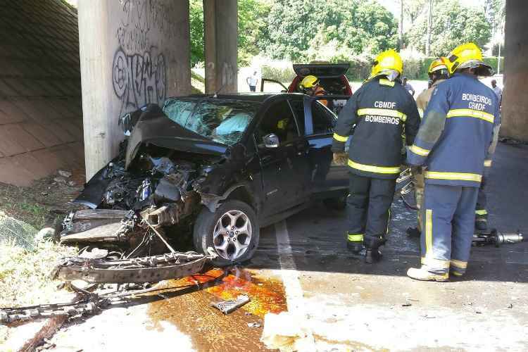 O motorista colidiu com uma pilastra de sustentação do viaduto de acesso ao Pontão