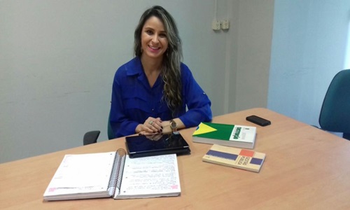 Polianne Gontijo aposta em resolver o maior número de exercícios para conhecer o estilo da banca examinadora