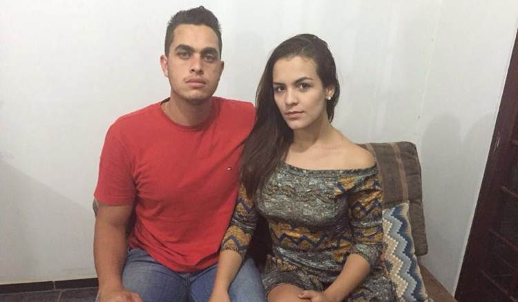 Douglas Galvão (com a mulher, Laylla) foi um dos cerca de 50 prejudicados com o recente processo de execução de uma loja de móveis de Brasília