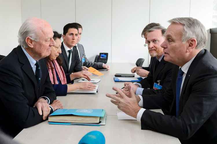 Ministro francês das Relações Exteriores Jean-Marc Ayrault (D) fala com o enviado especial da ONU para a Síria Staffan de Mistura (E) durante uma reunião antes da principal sessão anual do Conselho de Direitos Humanos das Nações Unidas em Genebra