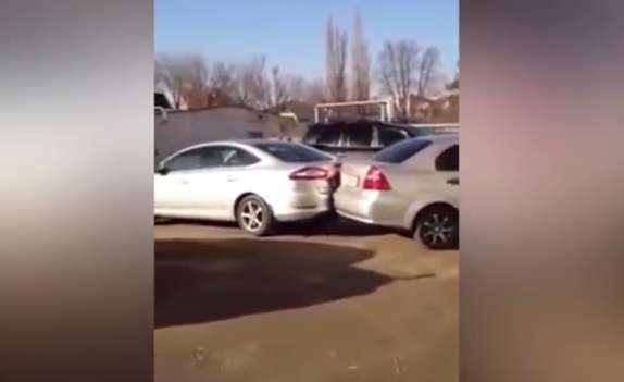 Vídeo: motorista embriagada bate em 17 carros ao tentar estacionar