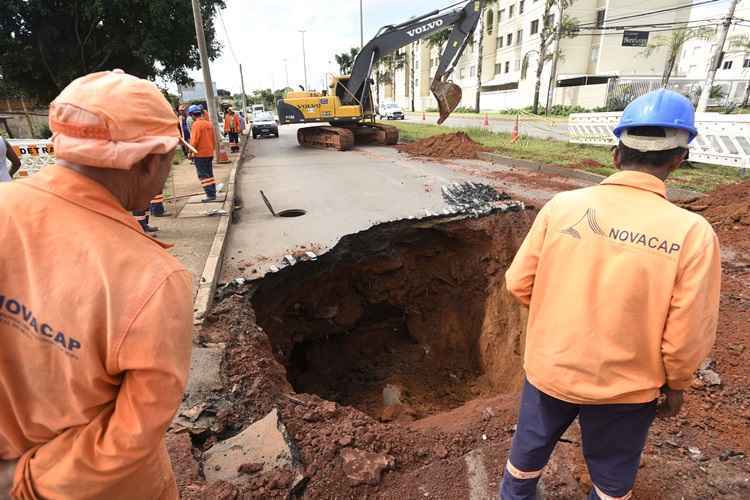 Equipes da Novacap compareceram ao local para tapar a cratera