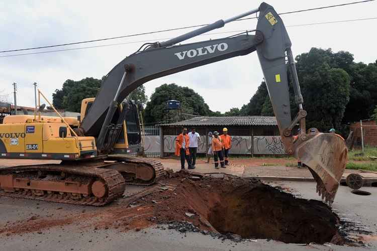 Uma retroescavadeira iniciou os trabalhos para resolver o buraco na pista