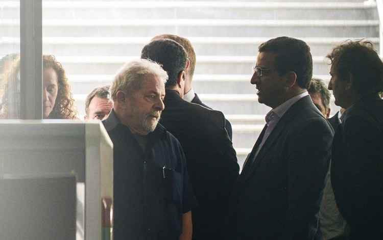 Lula seguiu direto do aeroporto de Congonhas, na zona sul, onde prestou depoimento à Polícia Federal, para o diretório