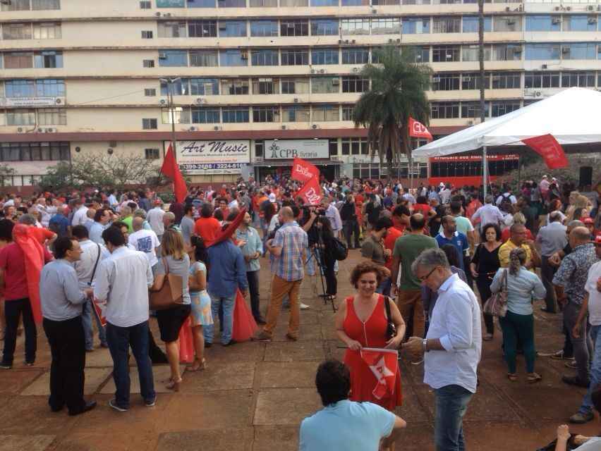 Vestidos de vermelho, manifestantes afirmam que há um 