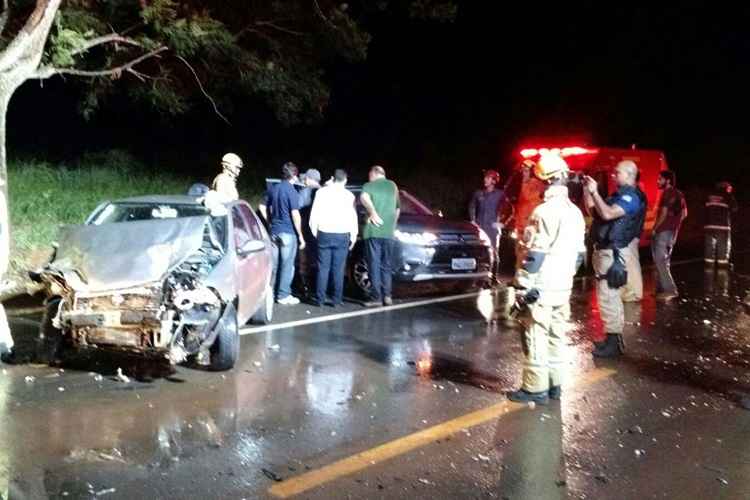 A batida entre uma Mitsubishi Outlander e um Fiat Pálio aconteceu na BR-251 que vai para Unaí