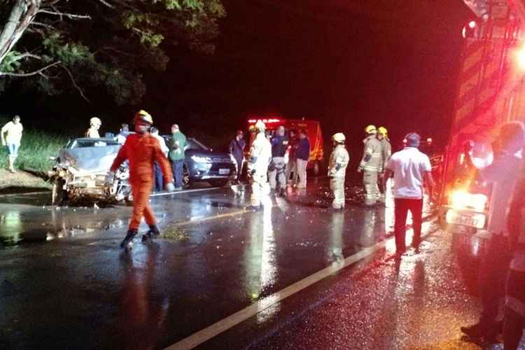 Equipes do Corpo de Bombeiros transportou o motorista do Fiat Pálio ao Hospital de Base do DF