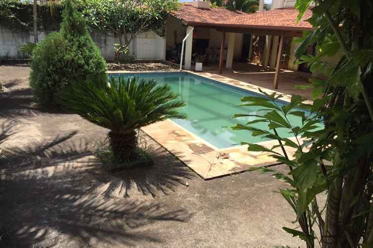 Piscina em casa abandonada do Lago Sul com água parada preocupa moradores