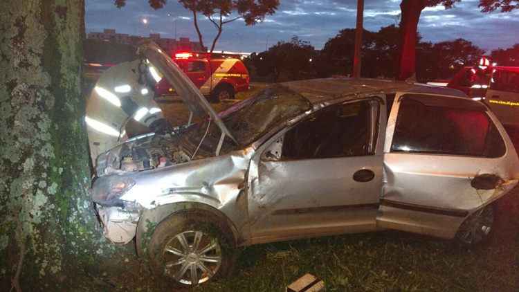 O acidente ocorreu por volta das 5h50. Não houve impacto no trânsito pois a batida ocorreu no canteiro central da via