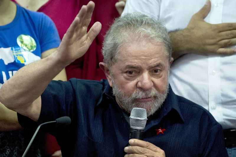 Lula, líder histórico do Partido dos Trabalhadores (PT), foi alvo na sexta-feira de um mandado de condução coercitiva em São Paulo