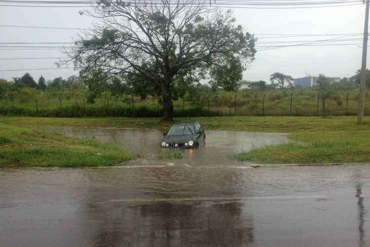 Na Epia Sul, acesso à Estrada Parque Guará, alguns carros ficaram parcialmente submersos