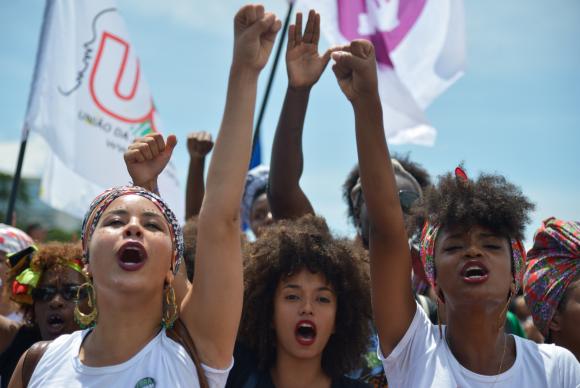 Na internet e nas ruas, mais brasileiras estão se manifestando em defesa da igualdade de gênero e do fim da violência