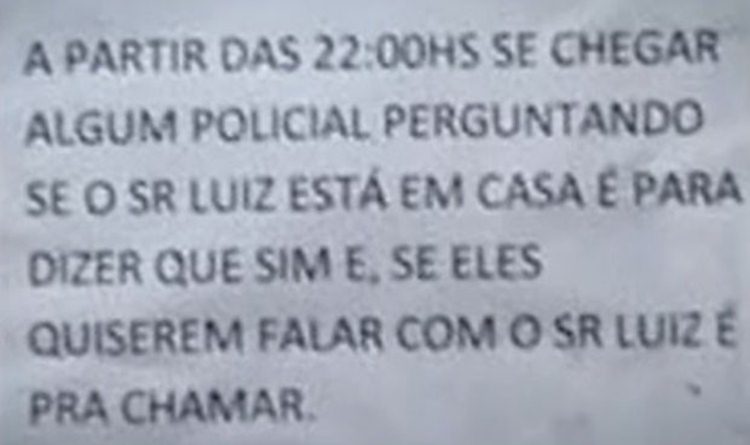 O bilhete, direcionado aos funcionários, dizia que qualquer policial que quisesse falar com o 