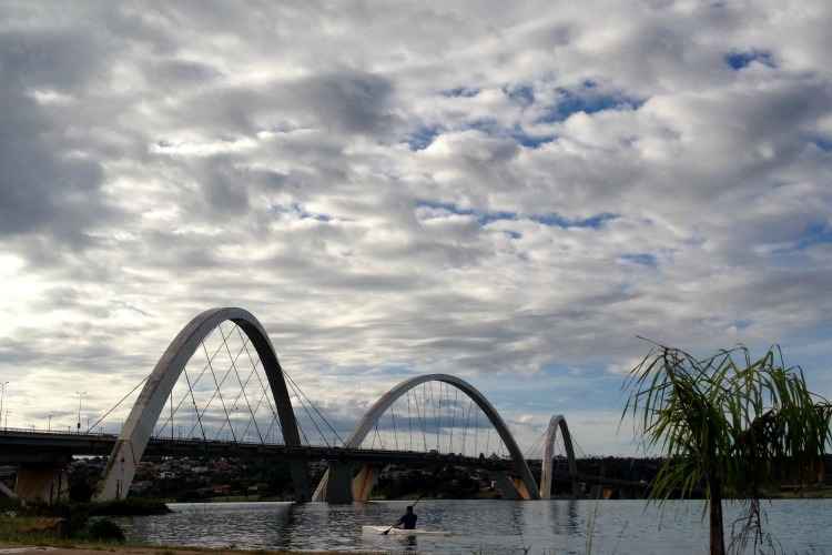 A temperatura máxima será de 27ºC e a mínima registrada durante a madrugada, foi de 19ºC.