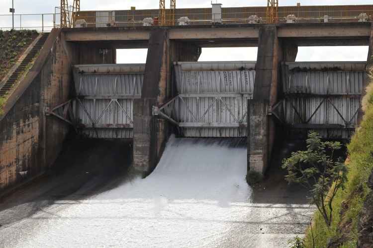 Funcionários da Companhia Energética de Brasília (CEB) abriuram no início da tarde desta quarta-feira, 15 cm de duas das comportas