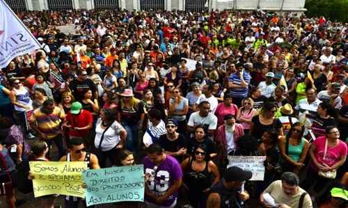 Os professores municipais se reuniram no Viaduto do Chá, em frente à prefeitura de São Paulo