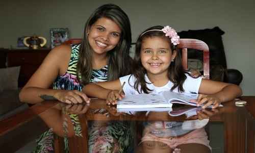 Luanna Vieira com a filha, Marina, de 6 anos: relação de parceria para determinar limites e responsabilidades