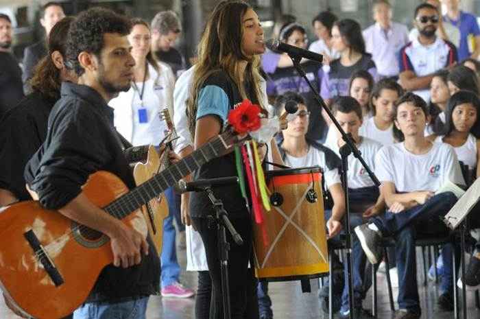 Centro Cultural Banco do Brasil faz apresentações artísticas para chamar a atenção de estudantes da rede pública na luta contra o transmissor de doenças, como a dengue. Segundo os organizadores, crianças e adolescentes influenciam muito a família