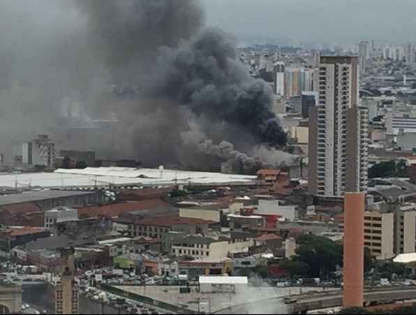 Incêndio atingiu um shopping na região central de São Paulo