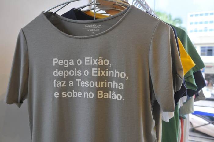 Expressões típicas da cidade, como tesourinha e balão, inspiram camisetas produzidas por boutiques locais