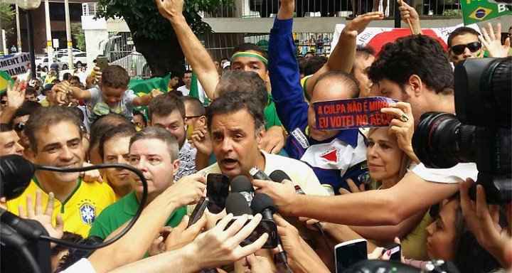 Aécio Neves conversa com jornalistas durante mobilização na Praça da Liberdade