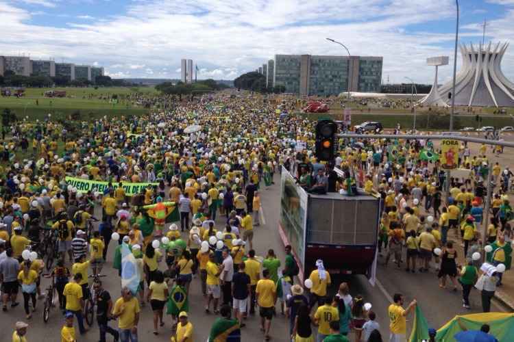 A manifestação foi organizada por várias frentes e ocorrem de forma simultânea em diversos estados do país