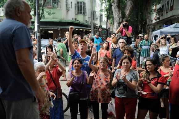 Manifestantes fazem ato em apoio ao governo da presidenta Dilma Rousseff e ao ex-presidente Lula, na Praça São Salvador, em Laranjeiras