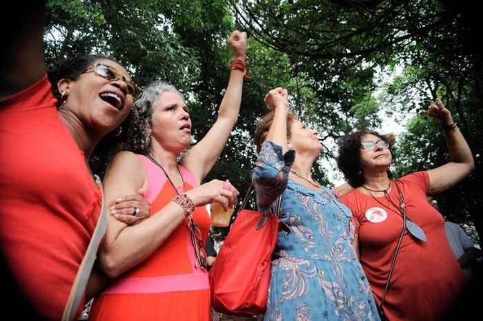 Pelos menos três cidades registraram manifestações favoráveis aos petistas; outros atos de apoio ao governo devem acontecer nesta semana