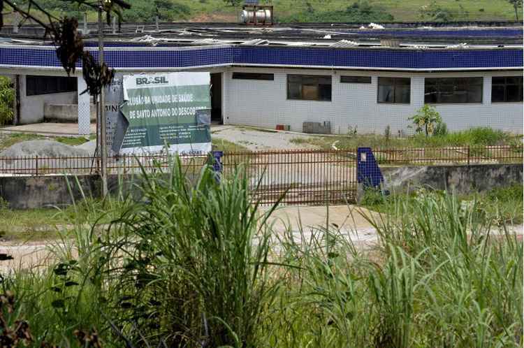 Com a construção iniciada em 2000, o Hospital de Urgências nunca ficou pronto: matagal e abandono