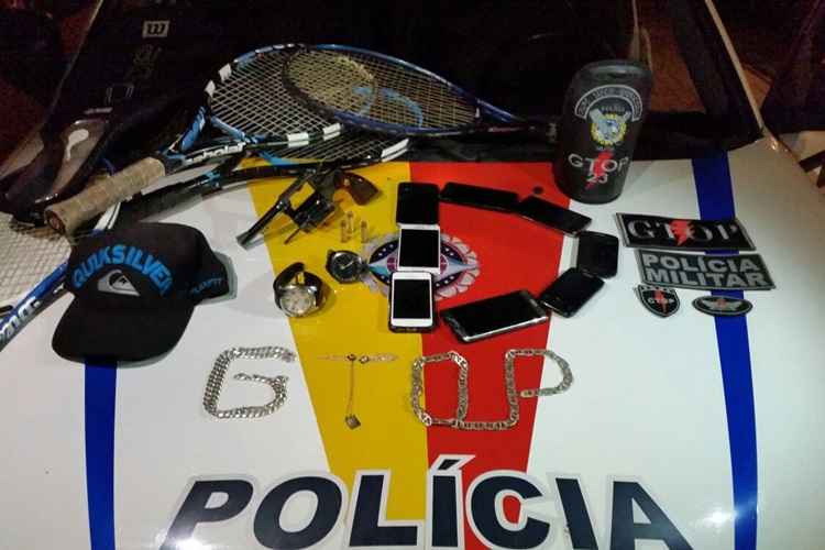 Com os assaltantes a Polícia Militar encontrou diversos produtos roubados