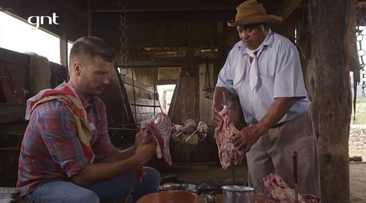 Episódio mostra Rodrigo laçando, matando, limpando e cozinhando um filhote de ovelha