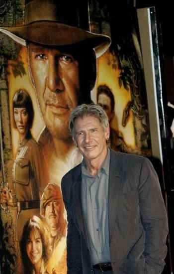 Harrison Ford, aos 73 anos, em frente ao personagem nos primeiros filmes da franquia